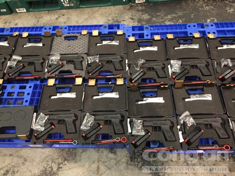Tạm giữ 100 khẩu súng máy ở Tân Sơn Nhất Airport